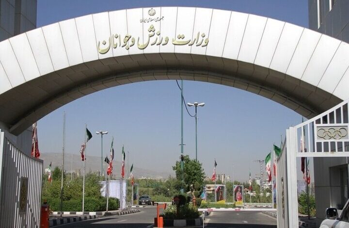 عذرخواهی مدیرکل ورزش و جوانان فارس پس از حادثه ورزشگاه پارس + فیلم