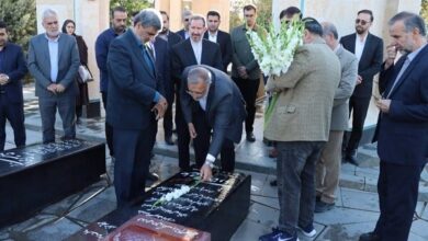 حضور شهردار تهران بر سر مزار شهید شادمانی