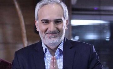 بازیگری که به جای ارژنگ امیرفضلی به مردم امضاء می‌دهد