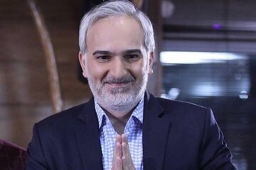 بازیگری که به جای ارژنگ امیرفضلی به مردم امضاء می‌دهد