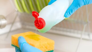 ریختن مایع ظرف‌شویی روی اسکاچ