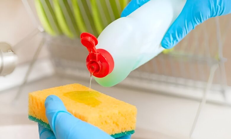ریختن مایع ظرفشویی روی اسکاچ