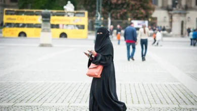 زن برقع پوش در خیابان