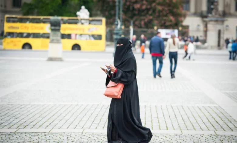 زن برقع پوش در خیابان