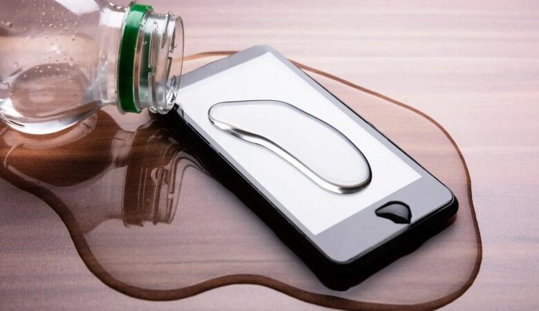 اگر گوشی در آب افتاد چه کنیم؟/کدام گوشی‌ها در برابر آب مقاوم‌ترند؟