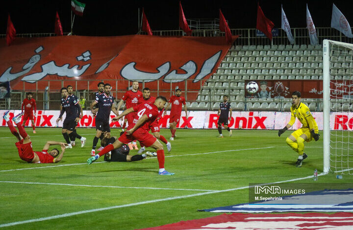 باشگاه پرسپولیس:خلیلزاده باید اخراج میشد؛بازیکن تراکتور کولانداز زد