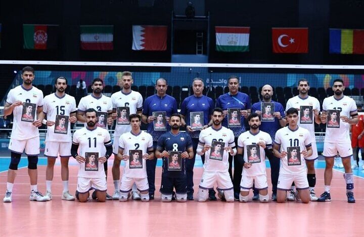 ادای احترام ملی‌پوشان والیبال به صابر کاظمی + عکس