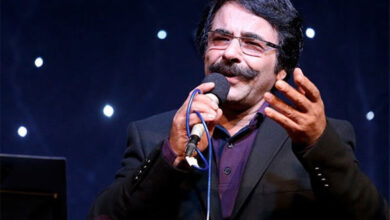 ویدیوی آوازخوانی علیرضا افتخاری بر مزار مادرش را ببینید