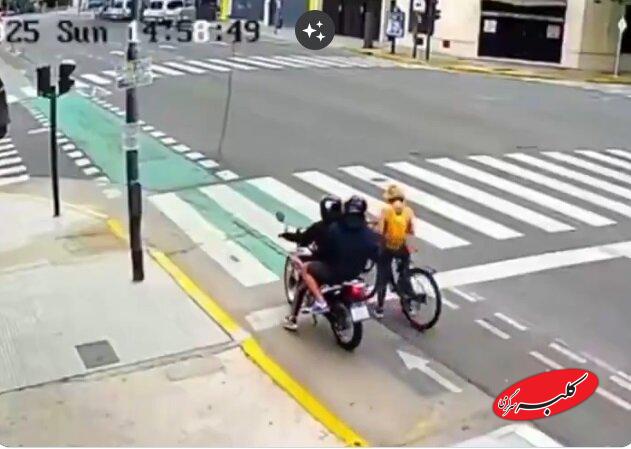 زن دوچرخهسوار موبایلقاپ موتوری را ادب کرد! +ویدیو