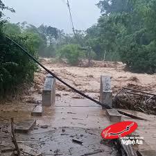 ویدیو| سیلاب مهیب پل معلق ویتنام را در چند ثانیه نابود کرد!