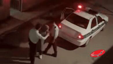 بازرسی بدنی زن جوان توسط پلیس