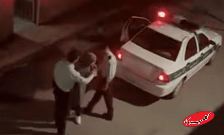 بازرسی بدنی زن جوان توسط پلیس