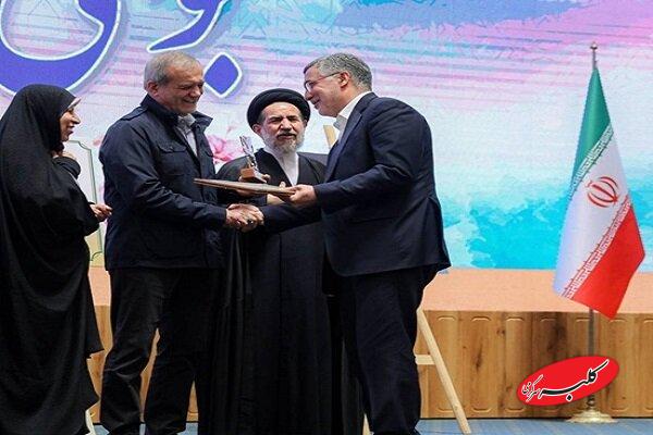 تقدیر از وزیر بهداشت در سومین رویداد جایزه ملی جوانی جمعیت