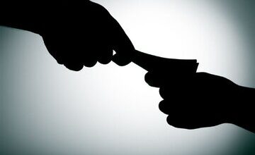 رشوه ۱۰۰ دلاری راننده متخلف به مأموران پلیس نامحسوس