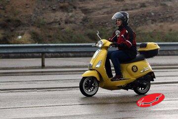 موتورسواری زنان حالا دیگر برای شهروندان عادی شده/ موتورهایی به رنگ بنفش یاسی،قرمزگوجه ای و زردقناری زیرپای خانمها