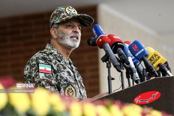 رئیس ستاد کل نیروهای مسلح: برای ما سخت است که همرزم ما در منزلی که در شأن آنها نیست زندگی کند/ وظیفه داریم ساخت منازل سازمانی را به سرانجام رسانیم