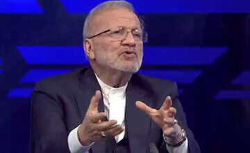 انتقاد وزیر امور خارجه احمدی نژاد از روحانی: روحانی با تعبیر «کدخدا» به آمریکا سیگنال داد که بدون هماهنگی شما کاری نمی‌کنم/ ماجرای بدقولی البرادعی!