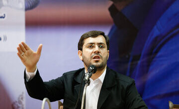 خطابه عجیب یاسر جبرائیلی به مردم: نام و نشان همه شرکت‌ها و مدیران دلاردار افشا شد/روی این اسامی دقیق شوید/با فریاد عدالت بر بساط رانت و غارت بتازید!