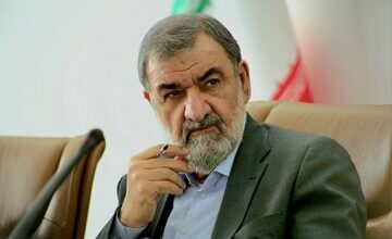 عکسی از حضور محسن رضایی در مراسم راهپیمایی ۱۳ آبان/ سلفی یکی از راهپیمایان با فرمانده اسبق سپاه