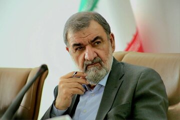عکسی از حضور محسن رضایی در مراسم راهپیمایی ۱۳ آبان/ سلفی یکی از راهپیمایان با فرمانده اسبق سپاه