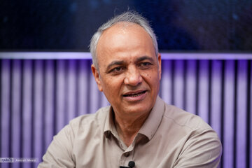 زیدآبادی با کنایه به شریعتمداری: مردم‌آزاری هم عالمی دارد!