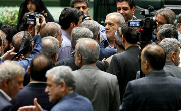 پزشکیان به فراکسیون مستقلین مجلس می رود / مهرداد لاهوتی: میزبان چهار وزیر دولت که نامشان در لیست استیضاح است، خواهیم بود