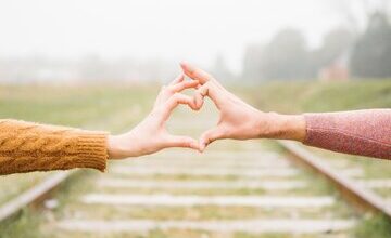 خوشبختی واقعی چیست و چگونه به دست می‌آید؟ + فیلم