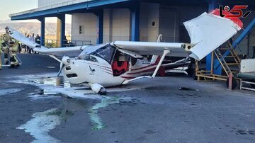 حادثه در فرودگاه تبریز؛ برخورد هواپیما با ساختمان/ عکس