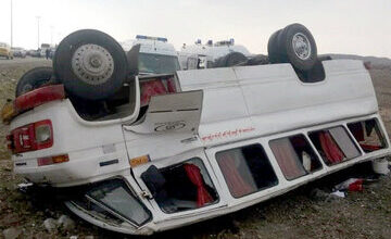 واژگونی مینی‌بوس حادثه ساز شد/ آمار مصدومان