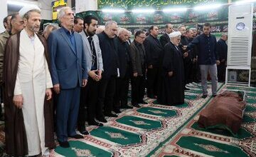 نماز بر پیکر برادر سید مصطفی تاج زاده توسط عبدالله نوری + تصویر