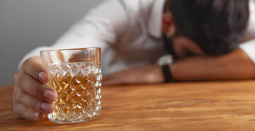 افزایش چشم‌گیر بیماران الکلی؛ «شبی یکی دو بیمار با مسمومیت اتانول داریم»/ شیشه دارد جای هروئین را می‌گیرد