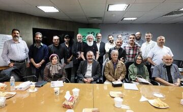 موضوع: عجله/ چهره‌نگاری از پرویز شاپور، کامبیز درم‌بخش، اردشیر محصص، غلامعلی لطیفی و جواد علیزاده/ دوازدهمین دوسالانه کاریکاتور تهران کلید خورد