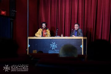 از حضور مدام زن قرمزپوش در میدان فردوسی تا حرکت دایره‌ای دوربین میان ستون‌های مسجدشاه/ دو مستند متعلق به سال ۱۳۵۶