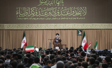 رهبر انقلاب: اختلاف جمهوری اسلامی و آمریکا، ذاتی است و نه تاکتیکی/ ۱۳ آبان روز افتخار و پیروزی است؛ این روز نباید از حافظه ملی پاک شود