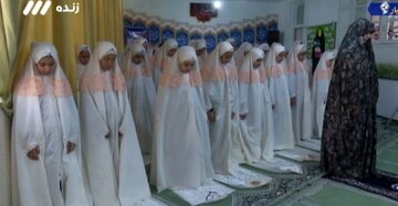 اقامه نماز جماعت به امامت یک زن در صدا و سیما/ تصویر