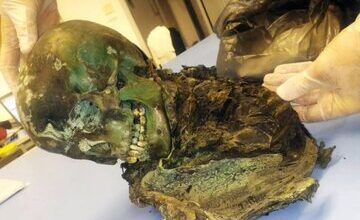 تنها مومیایی سبز جهان: ماده‌ای که بدن یک نوجوان را به سنگ تبدیل کرد!