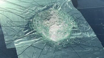 برخورد شیء مرموز فضایی به خودروی تسلا /عکس