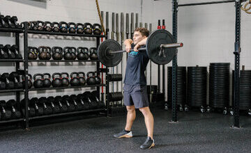 ببینید | آموزش حرکت ددلیفت با حالت پا باز و بالا کشیدن میله تا چانه