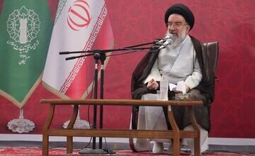 احمد خاتمی خطاب به طرفداران مذاکره با آمریکا: این ملت تسلیم نخواهد شد/ تهدید مقام معظم رهبری محاربه است و محاربه حکم اعدام دارد