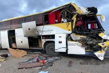 برخورد اتوبوس با تریلی در قم؛ ۱۵ نفر مصدوم شدند