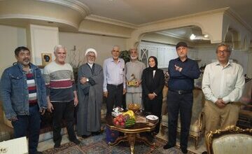 تندیس‌هایی مردمی در دستان قهرمانانی گمنام