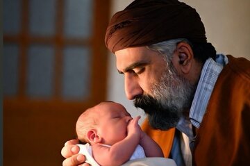 صدای نخستین؛ اذان در گوش نوزاد، صدایی که با تولد آغاز میشود