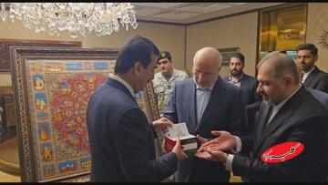 قالیباف کتاب رهبر انقلاب را به رئیس جمهور پاکستان اهدا کرد