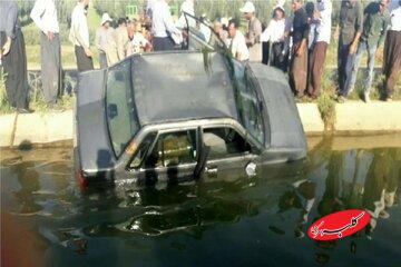 سقوط یک خودرو به داخل کانال آب