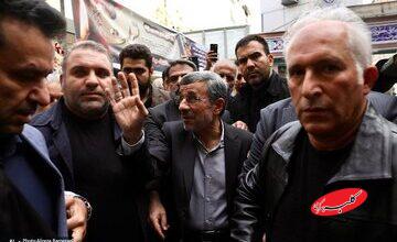 رنگ لباس احمدی نژاد در مراسم ختم خواهرش/ رئیس جمهور سابق محاصره شد+تصاویر