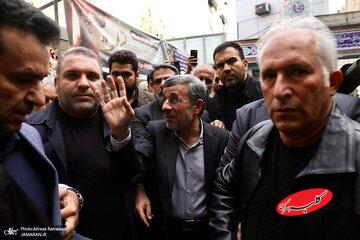 رنگ لباس احمدی نژاد در مراسم ختم خواهرش/ رئیس جمهور سابق محاصره شد+تصاویر