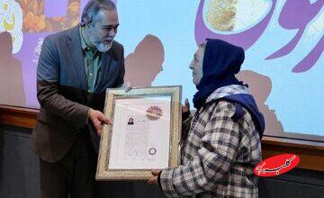 نشان درجه یک هنری برای دوبلور زن