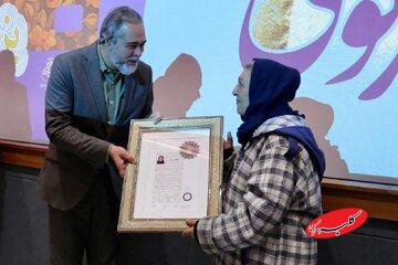 نشان درجه یک هنری برای دوبلور زن