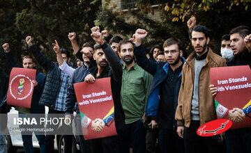 تصاویری از تجمعات دانشجویی مقابل دفتر حافظ منافع آمریکا/ شعار دانشجویان چه بود؟