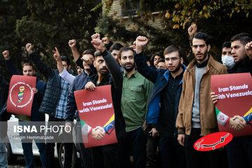 تصاویری از تجمعات دانشجویی مقابل دفتر حافظ منافع آمریکا/ شعار دانشجویان چه بود؟